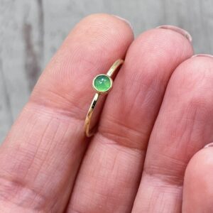 14K arany gyűrű zöld akva kalcedonnal – finom, minimalista elegancia