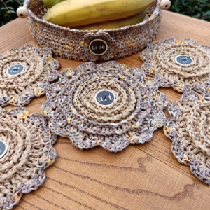 Kézzel horgolt raffia asztali készlet – 6 részes szett kosárkával és alátétekkel