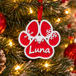 🎄 Egyedi, névre szóló 3D nyomtatott kutyás karácsonyfadísz – tappancs hópelyhekkel 🐾