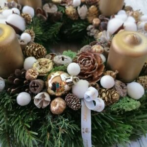 Adventi koszorú 7. Arany-fehér nordmann fenyővel