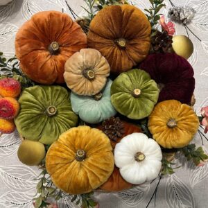 Kézzel készült bársony textil tökök őszi dekorációnak. 12 db-os színkavalkád szett.