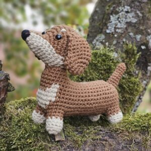 Horgolt tacskó figura – amigurumi kutyus ajándék