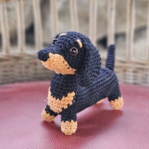 Horgolt tacskó figura – amigurumi kutyus ajándék