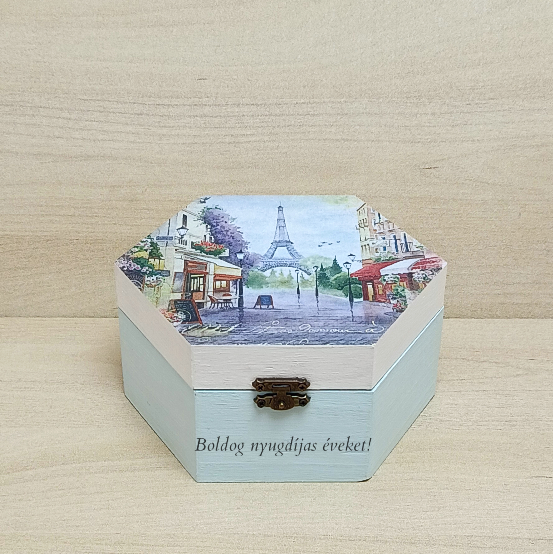 Díszdoboz nyugdíjba vonulásra – Párizsi utcakép mintás ajándék