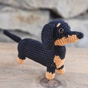 Horgolt tacskó figura – amigurumi kutyus ajándék