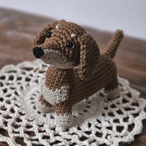 Horgolt tacskó figura – amigurumi kutyus ajándék