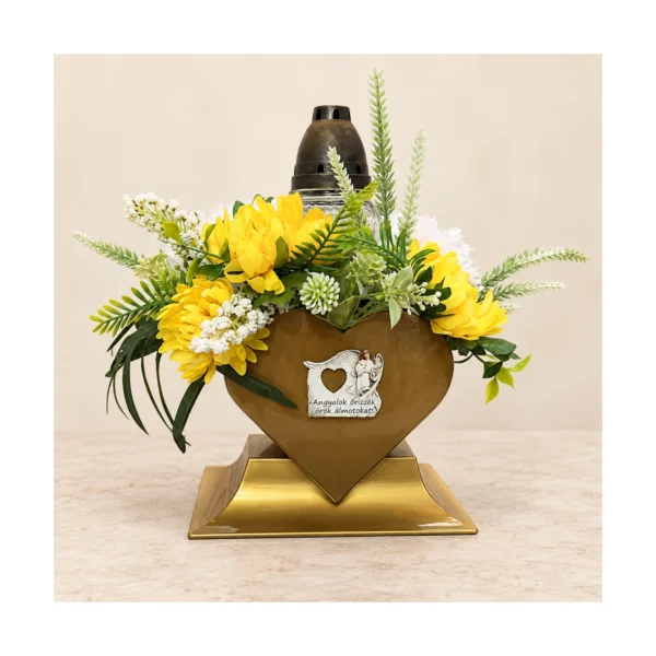 Bronz szív kegyeleti emlékdísz mécsestartóval és sárga dekorvirágokkal – 40 × 30 cm