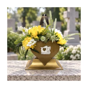 Bronz szív kegyeleti emlékdísz mécsestartóval és sárga dekorvirágokkal – 40 × 30 cm