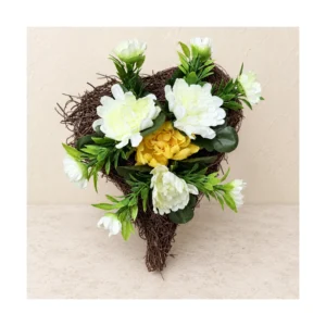 Fehér–sárga szív alakú sírdísz – 25 × 15 cm