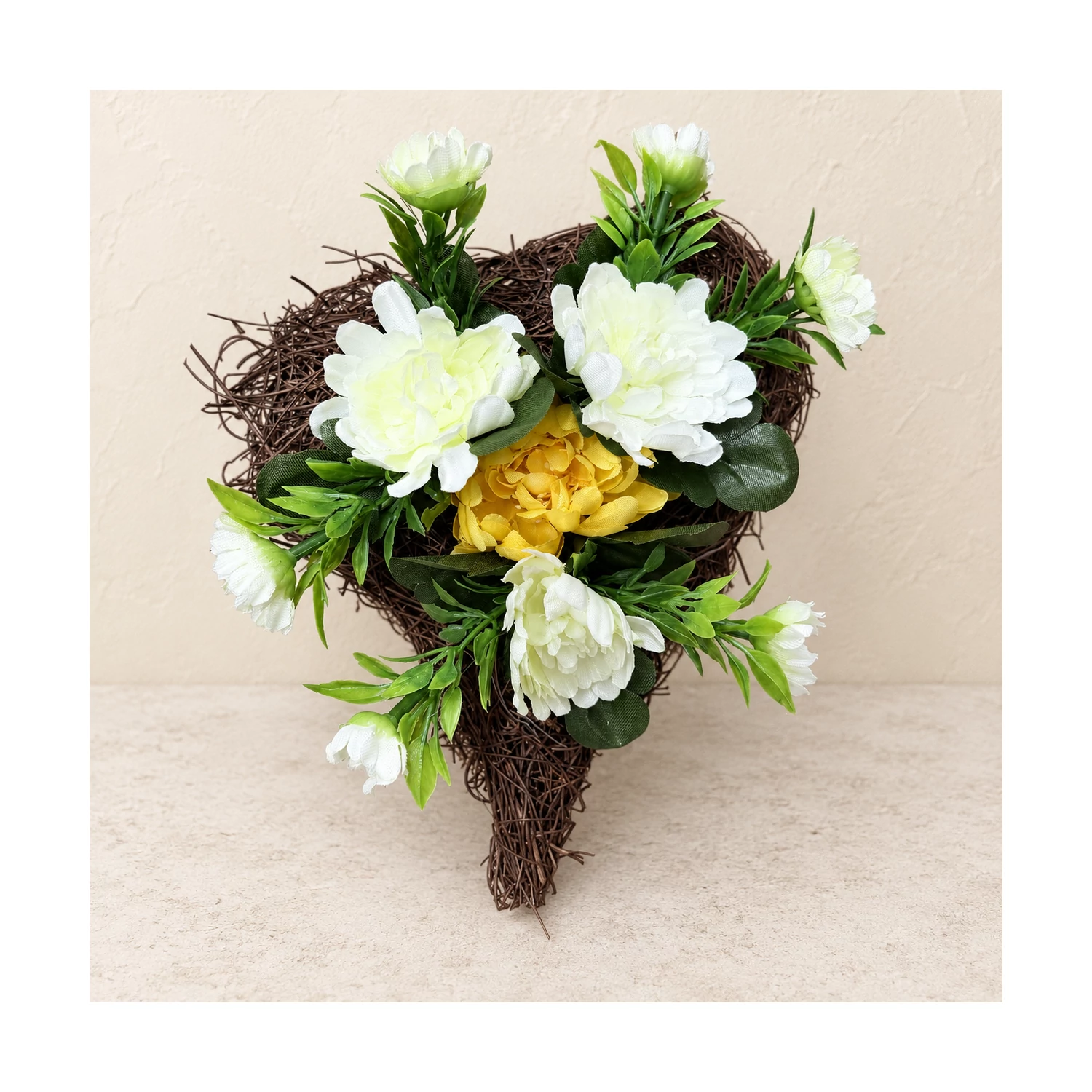 Fehér–sárga szív alakú sírdísz – 25 × 15 cm
