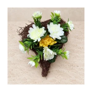 Fehér–sárga szív alakú sírdísz – 25 × 15 cm