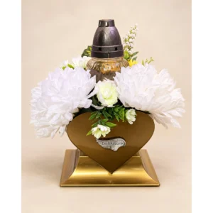 Bronz szív kegyeleti emlékdísz fehér virágokkal és mécsessel – 40 × 30 cm