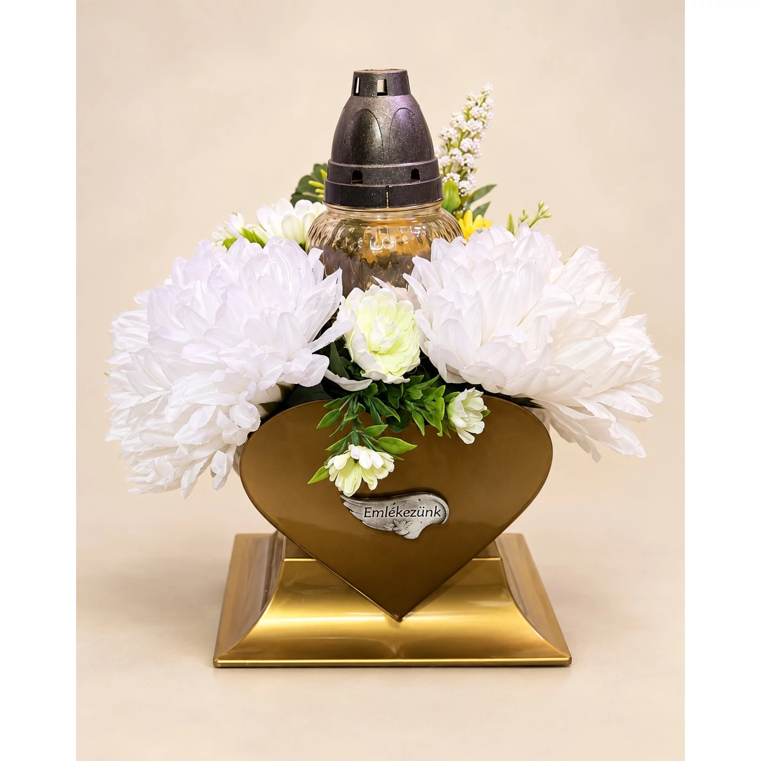 Bronz szív kegyeleti emlékdísz fehér virágokkal és mécsessel – 40 × 30 cm