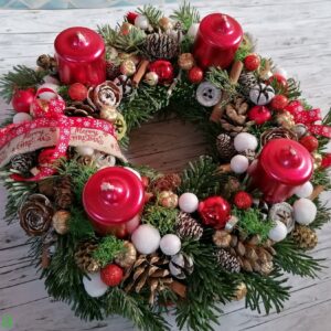 Adventi koszorú 8. metál piros gyertyákkal