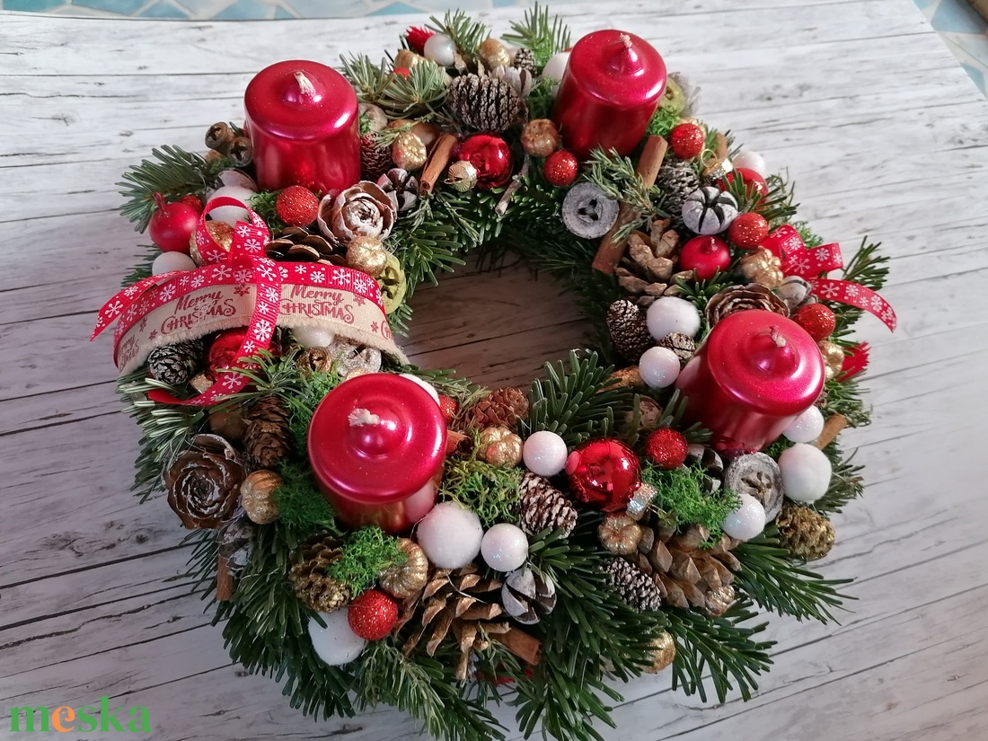 Adventi koszorú 8. metál piros gyertyákkal