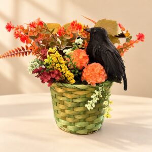 Őszi Halloween virágkosár fekete hollóval – kb. 30 × 30 cm