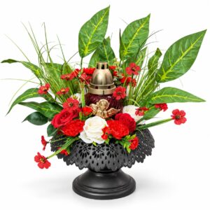 Piros–fehér rózsás sírdísz fekete csipkés talpas tálban, angyalos mécsessel – kb. 35 × 45 cm