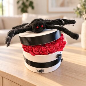 Piros rózsás Halloween virágbox óriáspókkal – kb. 30 × 22 cm
