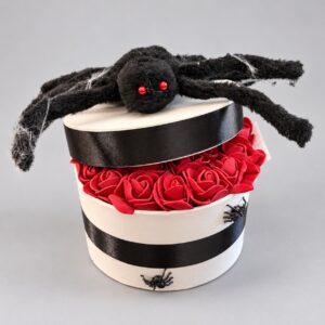 Piros rózsás Halloween virágbox óriáspókkal – kb. 30 × 22 cm